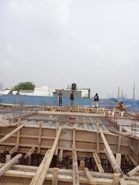 Pemasangan Bekisting Dak Beton Pada Proyek Bangunan Bertingkat Oleh PT Artha