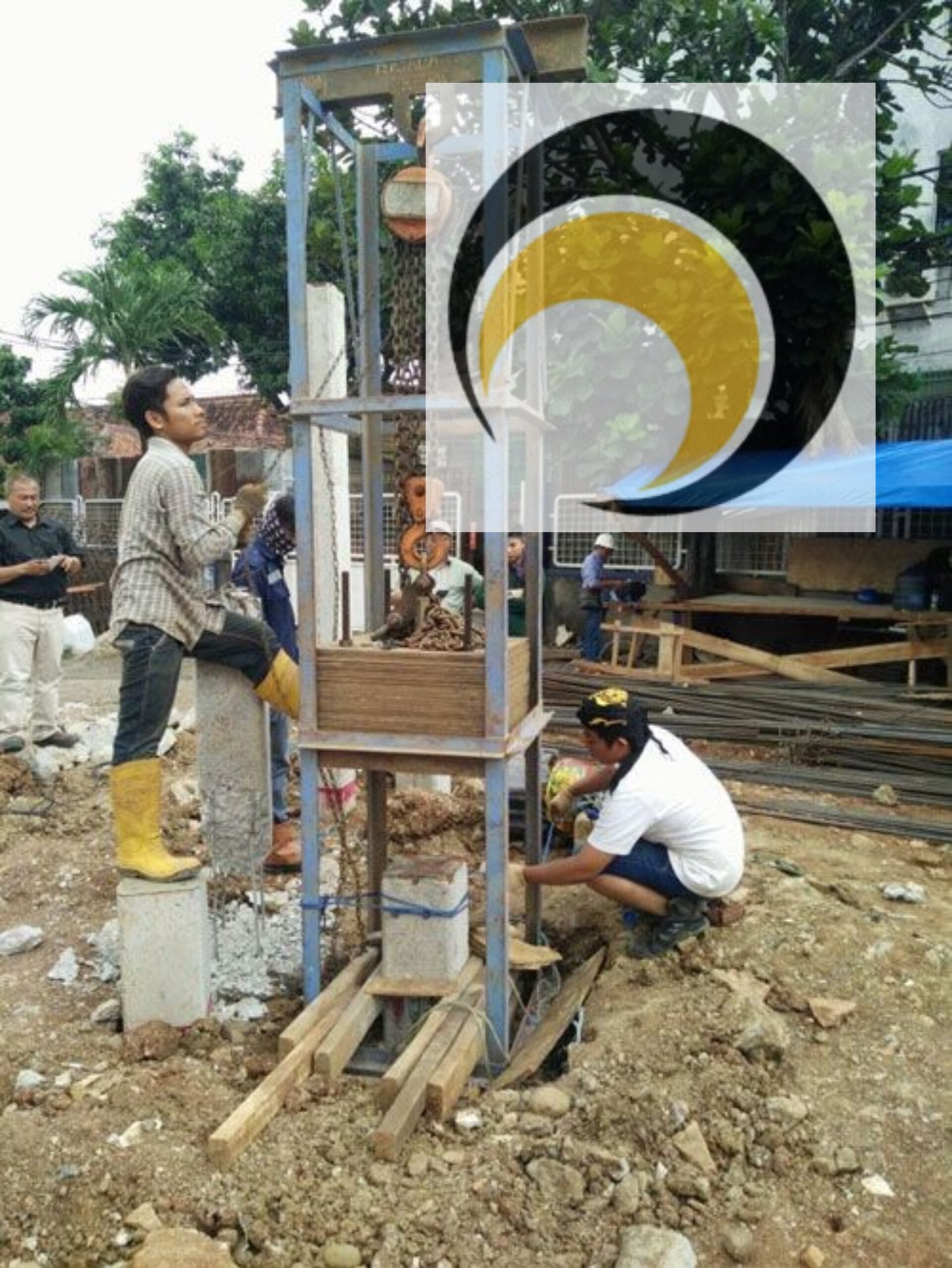 Pekerja PT Artha Konstruksi Beton Mengerjakan Jasa Pondasi Bore Pile Di Lokasi Proyek