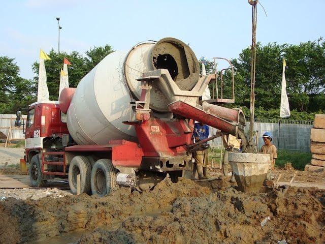 Proses Pengecoran Beton Dengan Truck Mixer Di Proyek Konstruksi PT Artha