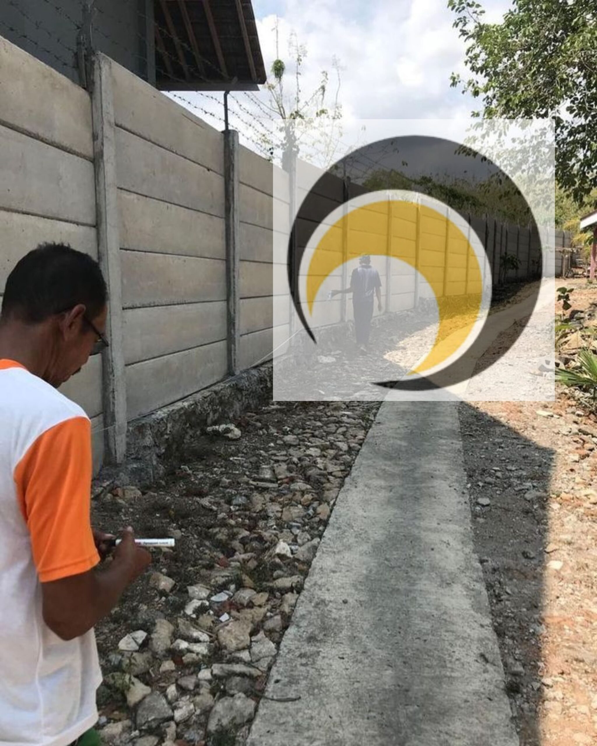 Pemasangan panel beton pracetak sebagai pagar pembatas proyek konstruksi oleh PT Artha