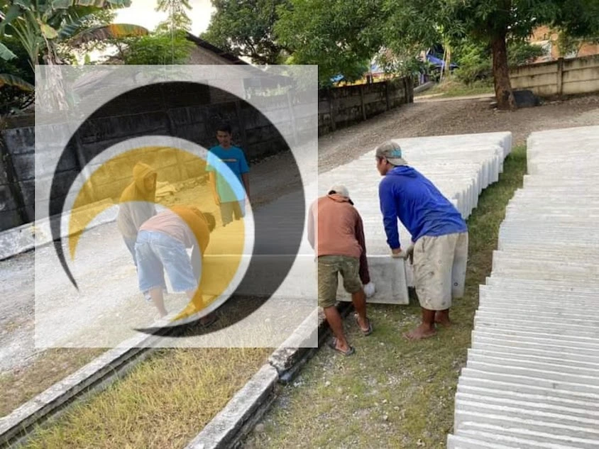 Pekerja Sedang Memasang Pagar Panel Beton Di Area Proyek Konstruksi
