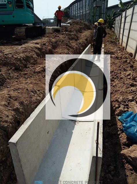 Pemasangan saluran U-Ditch untuk sistem drainase proyek infrastruktur PT Artha