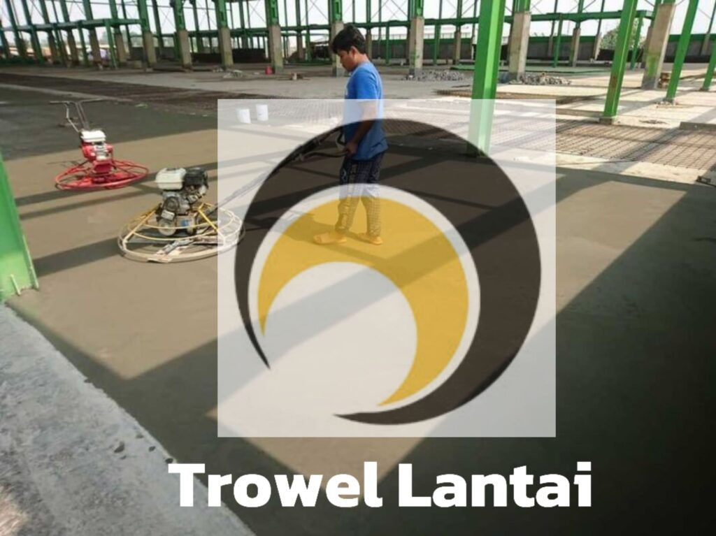 Pekerja PT Artha Konstruksi Beton Menggunakan Mesin Trowel Untuk Meratakan Lantai