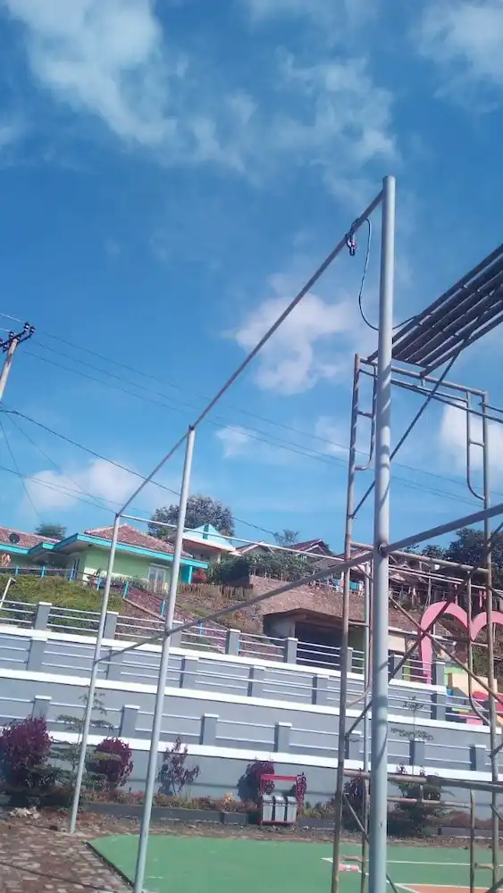 Jasa bangun lapangan mini soccer Cianjur harga borongan dengan rumput sintetis berkualitas, desain profesional, pengerjaan cepat, dan bergaransi.